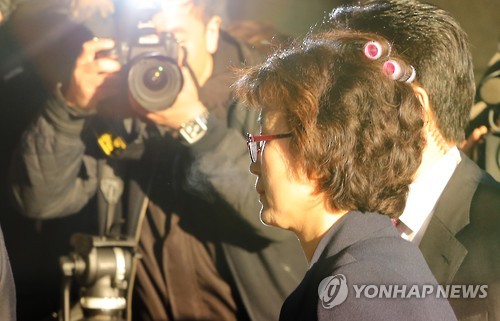 이정미 헌법재판소장 권한대행 ..긴장한나머지 '헤어롤 2개' 달고 출근 ㅋㅋㅋㅋ | 인스티즈