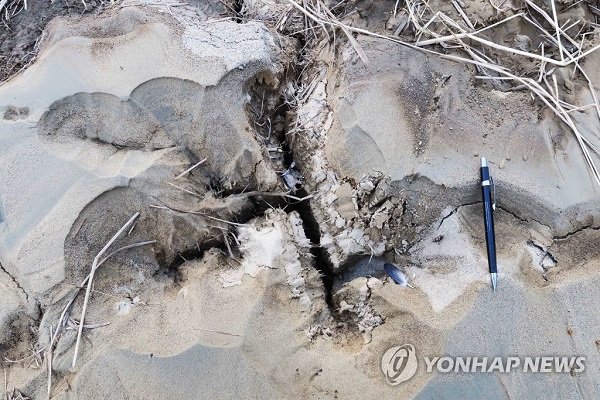 포항 진앙 반경 5.5㎞ 안에 흙탕물 분출 흔적 100개 이상 발견, 그래서 건물 피해 컸다/ 사진=연합뉴스