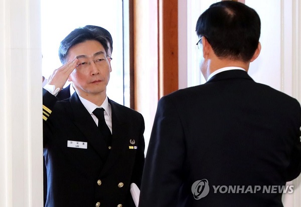 이국종 교수, 송영무 국방부 장관/사진=연합뉴스 
