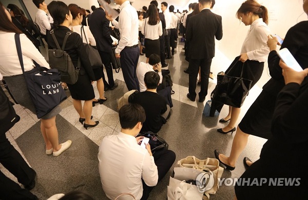 구직 면접장의 청년들/ 사진=연합뉴스