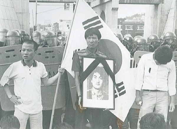 이한열 열사 추모 집회 당시 배우 우현, 우상호 의원. 가장 우측을 배우 안내상으로 추정하는 의견도 있으나 확실하지는 않다 / 사진=온라인 커뮤니티 캡처
