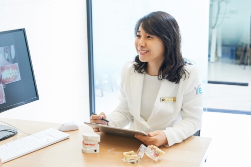전소희 원장이 치아교정 상담을 하고 있다.