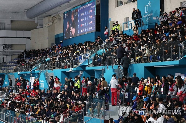 컬링 응원하는 관중들/사진=연합뉴스 
