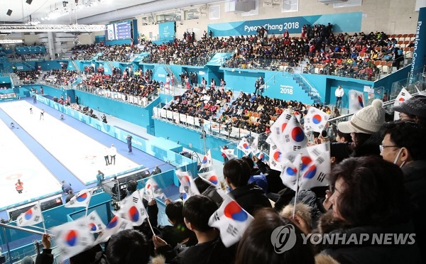 컬링 응원하는 관중들/사진=연합뉴스 