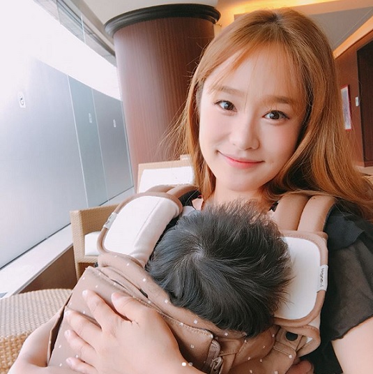 ▲헤이지니의 결혼설을 남긴 강혜진 씨 아기띠 사진/ 사진 = 헤이지니 SNS