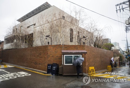 울 논현동의 이 전 대통령 자택 앞의 모습/사진=연합뉴스 