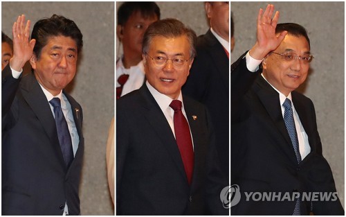 한중일 정상회의 9일 도쿄사 개최. (왼쪽부터) 아베 신조 일본 총리, 문재인 대통령, 리커창 중국 총리/사진=연합뉴스