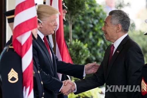 도널드 트럼프 미국 대통령과 리셴룽 싱가포르 총리/사진=연합뉴스(Xinhua)