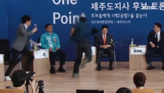 제주 제2공항 반대주민으로부터 토론회에서 폭행당한 원희룡 제주지사 예비후보/ 사진=MBN