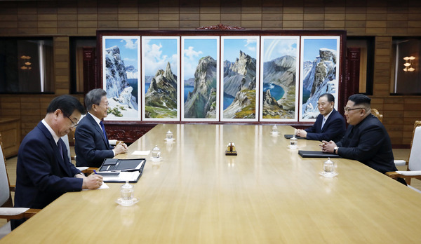 문재인 대통령과 김정은 국무위원장, 회담에 배석한 서훈 국가정보원장, 북측에서 김영철 노동당 중앙위원회 부위원장 겸 통일전선부장사진=MBN