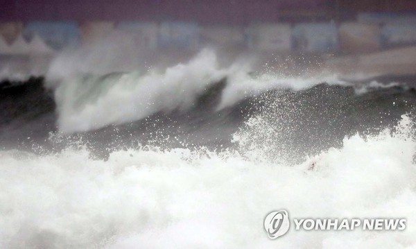 태풍으로 인한 거친 파도 / 사진=연합뉴스