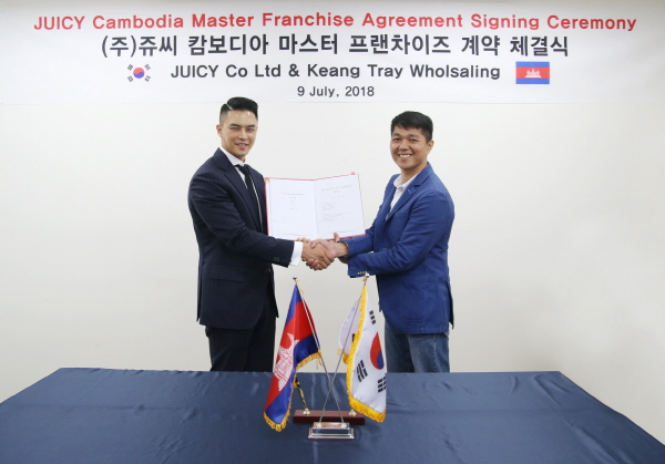 (좌)쥬씨 윤석제 대표이사, (우)나인닷츠 뜨라이 뿌틴 이사