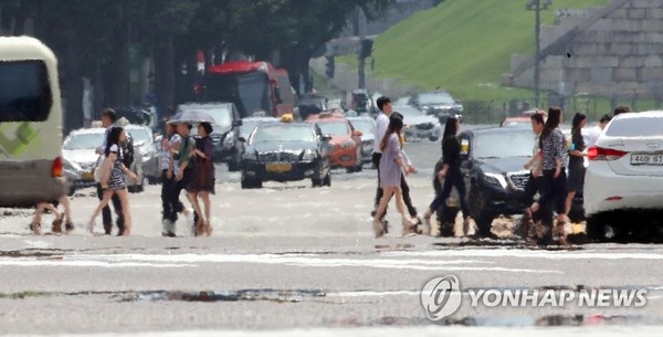 아지랑이에 휩싸인 서울시청 앞 도로/사진=연합뉴스