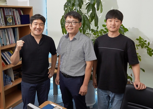투명 전도성 나노막을 개발한 울산과학기술원 연구진. 왼쪽부터 강세원 연구원, 고현협 교수, 조승세 연구원. /사진=울산과학기술원 제공