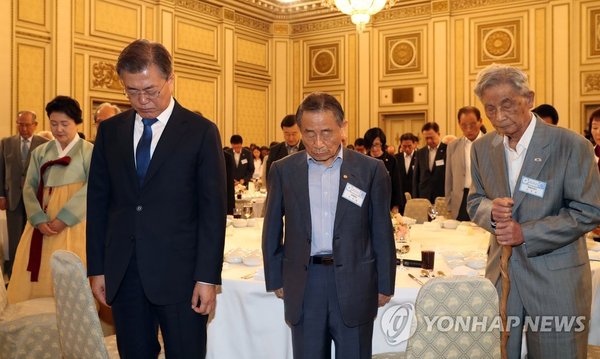 문 대통령, '묵념'/사진=연합뉴스