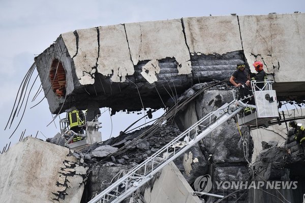 이탈리아 제노바서 고속도로 교량 붕괴/사진=연합뉴스
