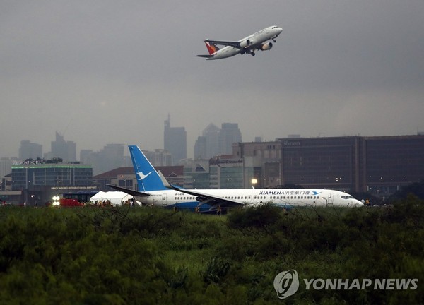 필리핀 마닐라공항서 활주로 이탈한 중국 항공기/사진=연합뉴스