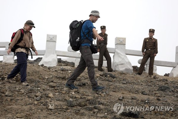 백두산 하이킹 하는 외국인 관광객들/사진=연합뉴스