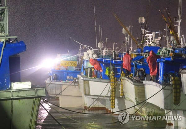 제25호 태풍 '콩레이'가 제주를 향해 북상중인 어제(5일) 오후 어민들이 서귀포항에 정박한 어선의 안전을 점검하고 있다/ 사진=연합뉴스
