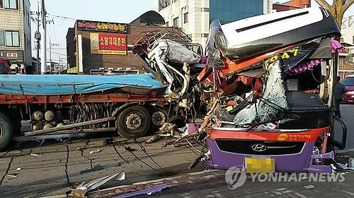 화물차-통근버스 충돌 현장 / 사진=연합뉴스
