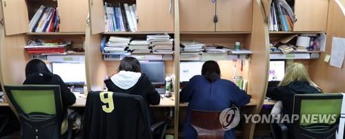 학원에서 자습하는 수험생들 / 사진=연합뉴스