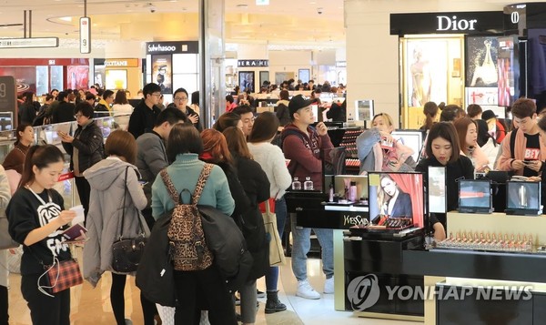 쇼핑하는 사람들/사진=연합뉴스