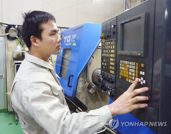 日 공장에서 일하는 베트남 노동자/사진=연합뉴스