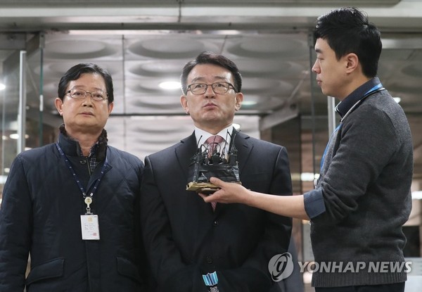 세월호 유가족에 대한 불법 사찰을 지시했다는 의혹을 받는 이재수 전 기무사령관이 지난 3일 오전 서울 서초구 서울중앙지방법원에서 열린 영장실질심사에 출석, 취재진의 질문에 답하고 ...