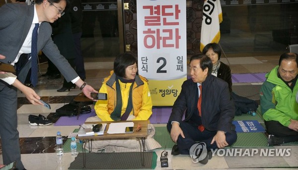 이정미 대표 찾아간 김성태 원내대표/ 사진=연합뉴스