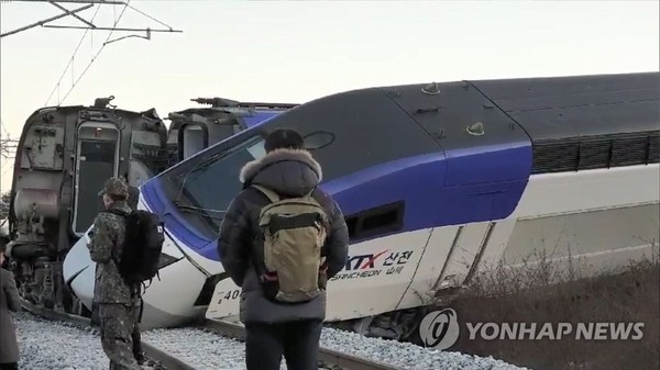 선로 벗어난 KTX 열차/ 사진=연합뉴스