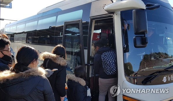 KTX 열차 탈선 사고, 대체 수송 버스 이용하는 승객들/ 사진=연합뉴스