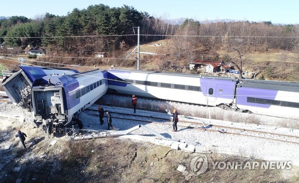 처참하게 꺾인 KTX 열차/ 사진=연합뉴스