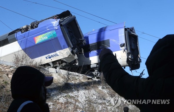 'KTX 열차 사고…국민은 조마조마'/사진=연합뉴스