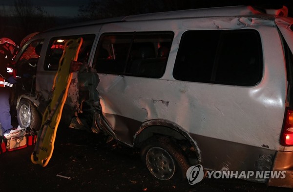 서해안고속도로서 승합차 사고/사진=연합뉴스