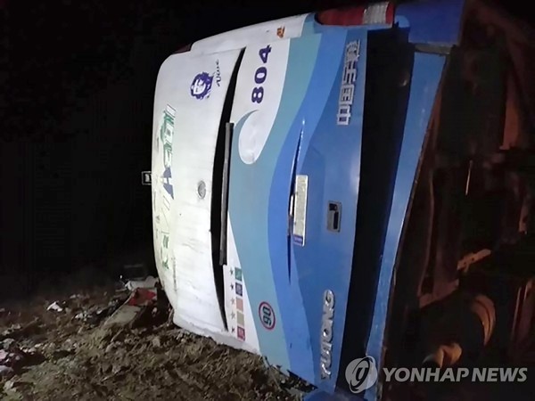 전복된 관광버스/ 사진=연합뉴스