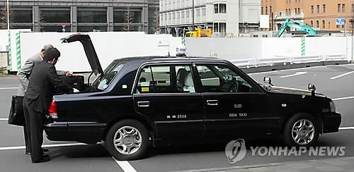 일본 도쿄역 앞에서 손님을 맞이하는 택시/ 사진=연합뉴스