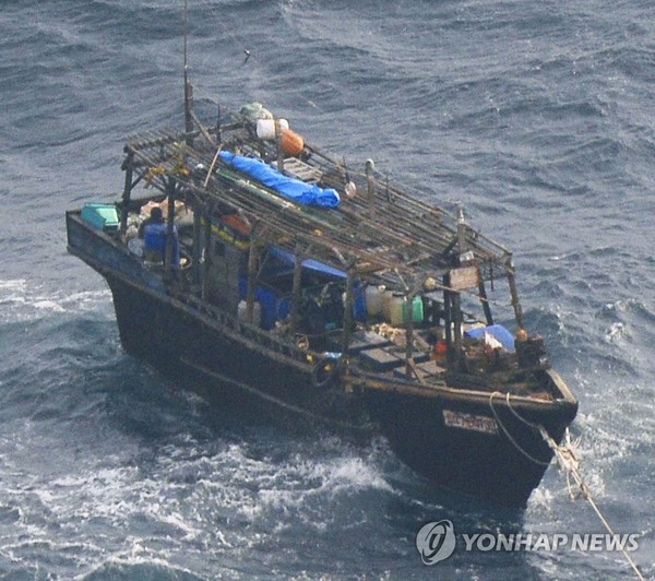 일본 홋카이도 무인도 주변서 발견된 북한 목선(2017년 11월)/ 사진=일본 해상보안청 제공