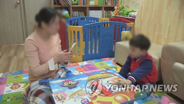 아이 돌보기/ 사진=연합뉴스