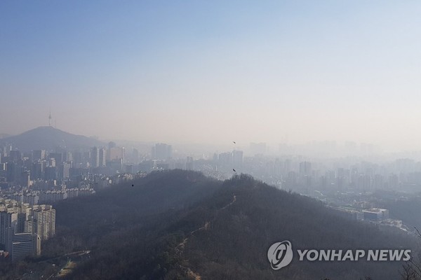 미세먼지 속에 갇힌 서울 도심/사진=연합뉴스