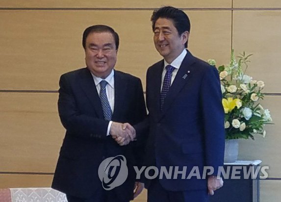 아베 일본 총리와 악수하는 문희상 국회의장 /사진=연합뉴스