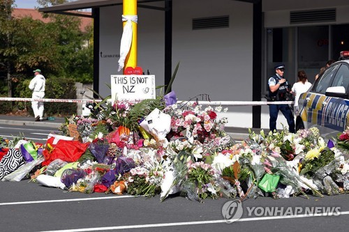 16일 뉴질랜드 총격테러가 벌어진 크라이스트처치 이슬람 사원 앞에 놓인 추모의 꽃 /사진=연합뉴스
