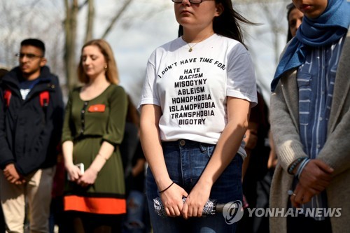 미국 필라델피아주 펜실베이니아 대학교에서 15일(현지시간) 뉴질랜드 총기난사 사건의 희생자를 추모하는 집회가 열린 가운데, 한 여성 참가자가 인종차별, 여성혐오, 동성애자 혐오 ...