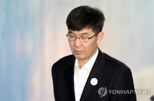 호송차에서 내리는 MB 재산관리인 이병모 /사진=연합뉴스
