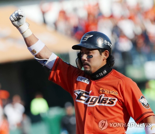 동점 주인공 이용규=2018 프로야구 준플레이오프 넥센 히어로즈 대 한화 이글스의 2차전에서 한화 이용규가 동점 2타점 적시타를 쳐낸 뒤 주먹을 불끈 쥐고 있다. / 사진=연합뉴스