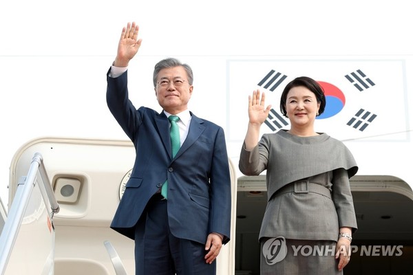 마지막 순방지인 캄보디아 프놈펜 국제공항에 도착해 인사하는 문재인 대통령과 부인 김정숙 여사 /사진=연합뉴스
