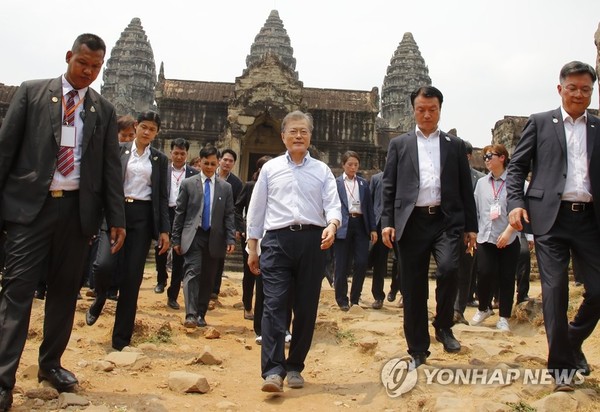 '앙코르와트' 둘러 본 문 대통령 /사진=연합뉴스