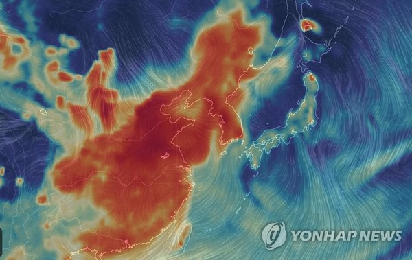 고농도 미세먼지로 수도권을 포함한 전국 곳곳에 미세먼지 비상저감조치가 시행된 14일 오후 8시 한반도의 초미세먼지 대기상황. 중국과 한반도 부분은 초미세먼지로 붉게 표시된 반면 동...
