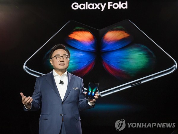 갤럭시 폴드 소개하는 삼성전자 고동진 IM부문장/사진=삼성전자 제공
