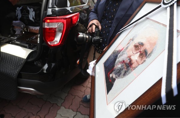장지로 떠나는 고 지정환 신부 / 사진=연합뉴스