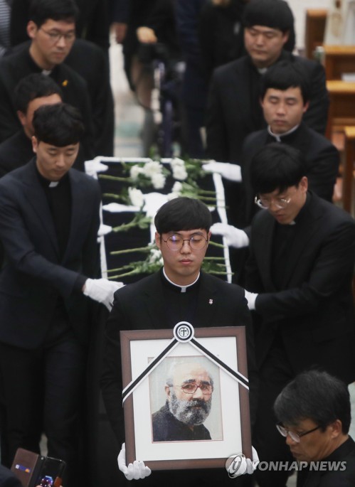 중앙성당 떠나는 지정환 신부 영정 / 사진=연합뉴스<br />